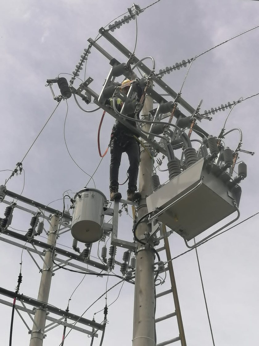 Trabajo electromecánico en infraestructura eléctrica