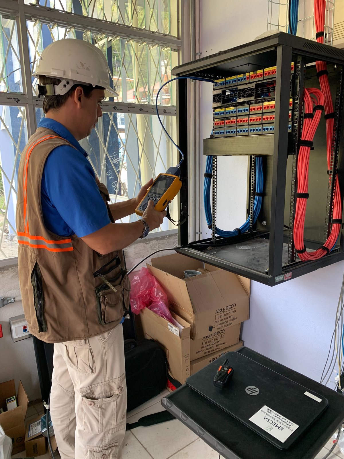 Técnico de EMECSA trabajando en tablero eléctrico